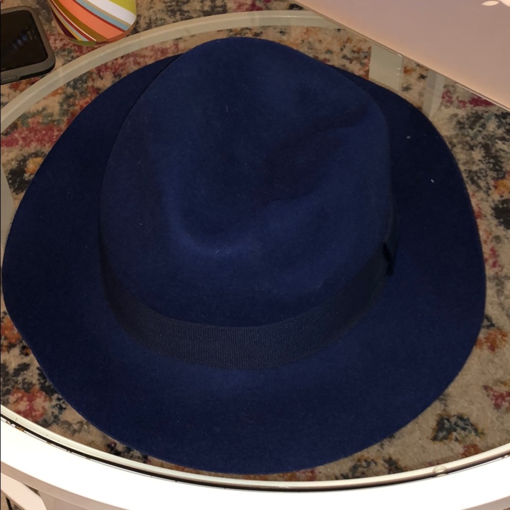 Bcbg navy felt hat with black detail